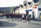 Волынщики победоносно маршируют после шотландских игр по улице г. Braemar